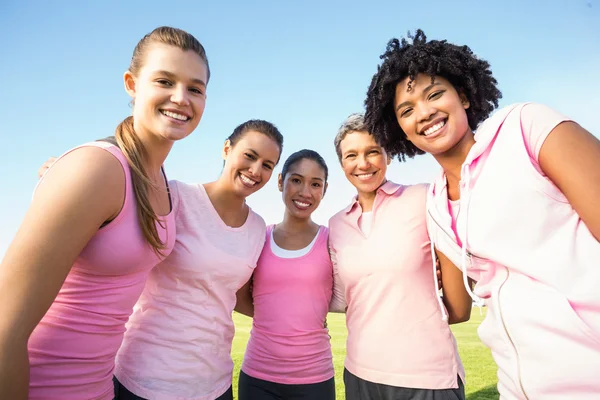 Kobiet ubrana na różowo dla raka piersi — Zdjęcie stockowe