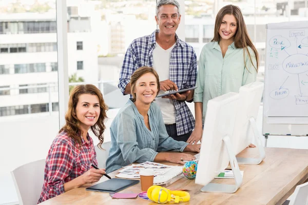 Casual collega's met behulp van computer — Stockfoto