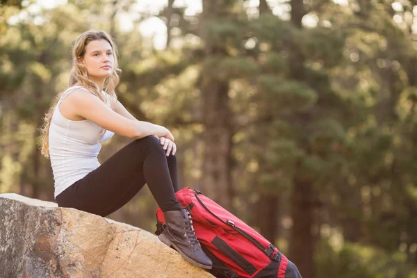 Joggerin sitzt auf Felsen — Stockfoto