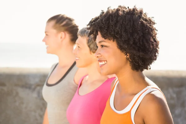 Sportliche Frauen blicken weit in die Ferne — Stockfoto