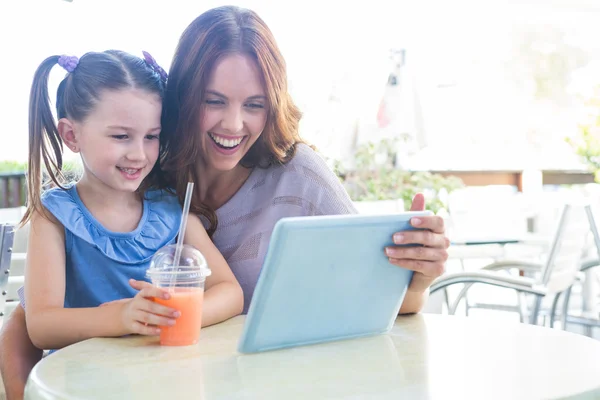Mãe e filha usando tablet — Fotografia de Stock