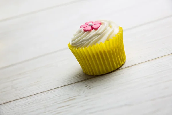 Läckra cupcake på ett bord — Stockfoto