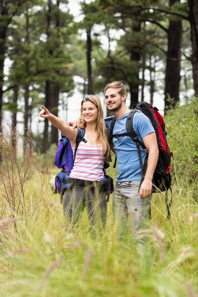 Jovem caminhante casal apontando — Fotografia de Stock