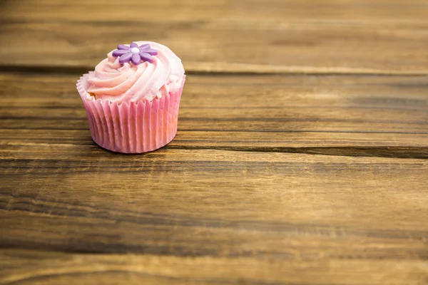 Delicioso cupcake en una mesa — Foto de Stock