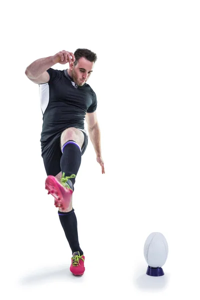 Un joueur de rugby donne un coup de pied au ballon — Photo