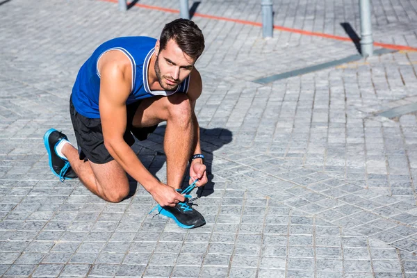 Atlet knyter skoen sin – stockfoto