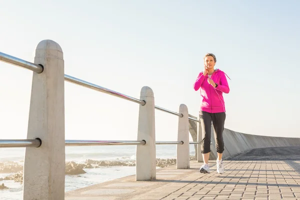 Frau joggt an Promenade — Stockfoto