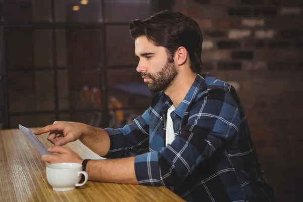 Ung man med sin tablet — Stockfoto