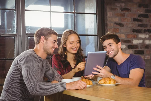 Smiling friends using tablet — Stock Photo, Image