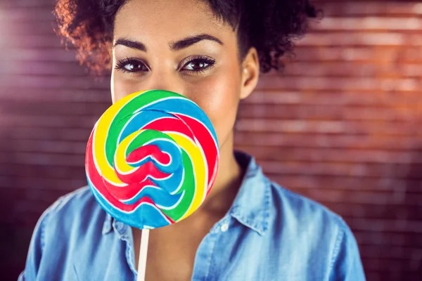 Vrouw met een gigantische lolly — Stockfoto