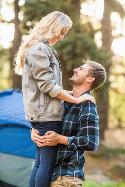 Camper tenendo la sua ragazza sorridente — Foto Stock