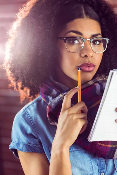 Aantrekkelijke gerichte hipster maken van aantekeningen — Stockfoto