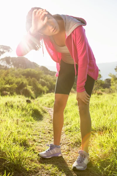 Müde athletische Brünette ruht — Stockfoto