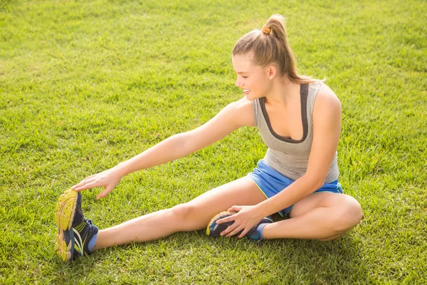 Blondin stretching benen — Stockfoto