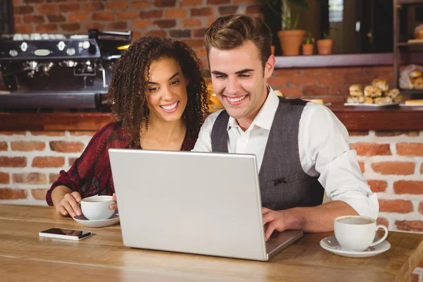 Paar bei einem Date beim Ansehen von Fotos — Stockfoto