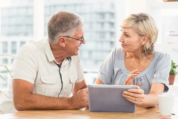 Gruppo di lavoro sorridente discutendo — Foto Stock