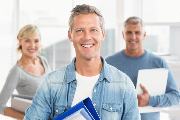 Colegas de negocios que tienen libros de trabajo — Foto de Stock