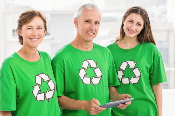 Colegas de mente ecológica com tablet — Fotografia de Stock