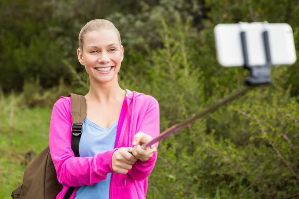 Femme randonneur prendre un selfie — Photo