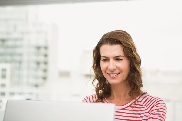 Businesswoman using laptop — Stock Photo, Image