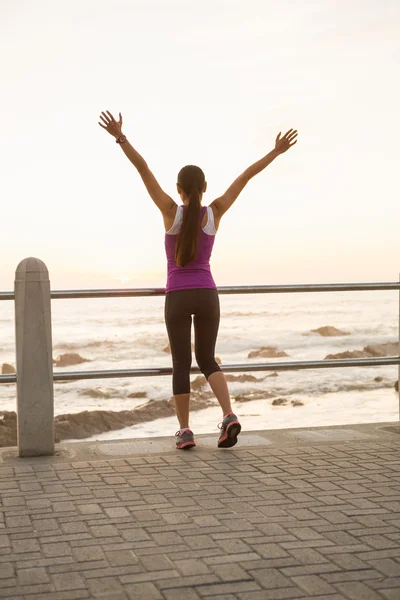 Frau jubelt an Promenade — Stockfoto