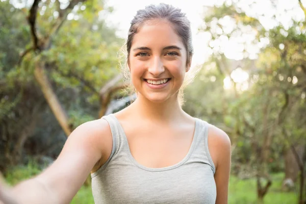 Atletische brunette nemen selfie — Stockfoto