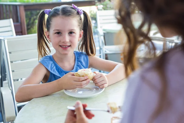 Mãe e filha desfrutando de bolos — Fotografia de Stock