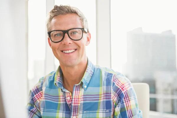 Diseñador sonriendo a la cámara — Foto de Stock