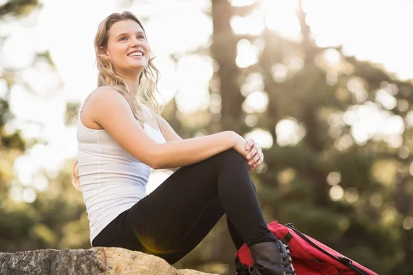 Joggerin sitzt auf Felsen — Stockfoto