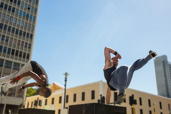 Amigos felices haciendo parkour — Foto de Stock