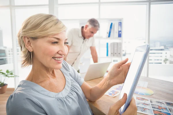 Businesswoman holding a tablet — Stock Photo, Image
