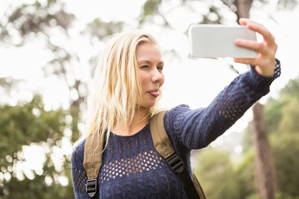 Wanderer macht ein lustiges Selfie — Stockfoto