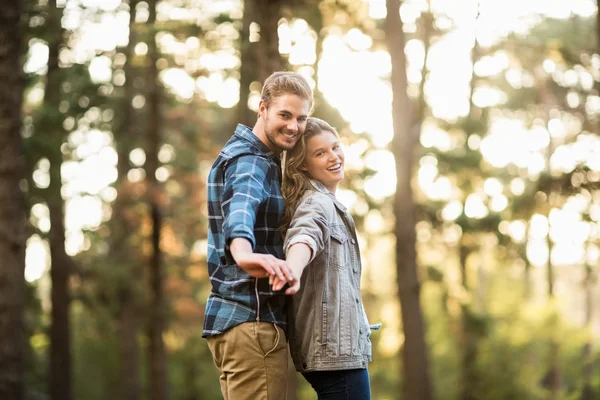 Paar steht hintereinander — Stockfoto