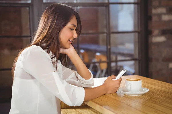 Empresaria usando un smartphone — Foto de Stock