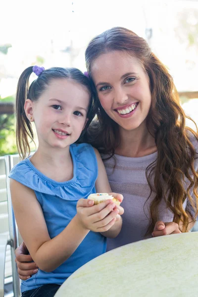 Anne ve kızı pasta zevk — Stok fotoğraf