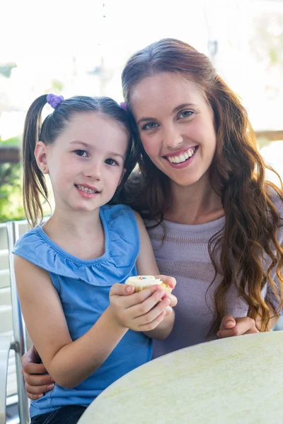 Madre e figlia godendo torta — Foto Stock