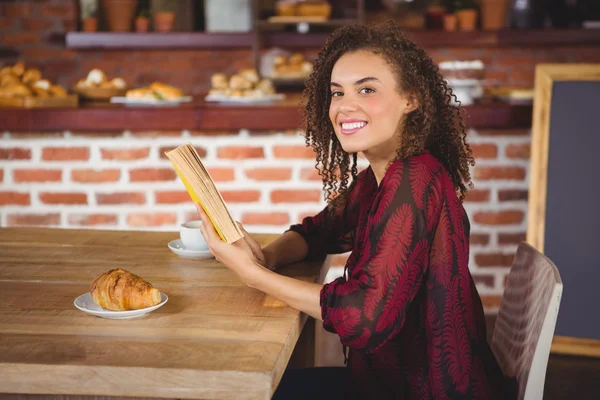 Mulher lendo um livro — Fotografia de Stock