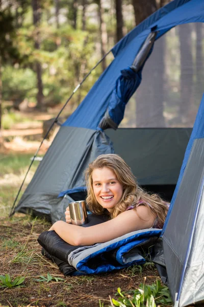 Pen blond campingvogn som smiler – stockfoto