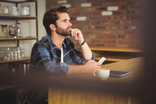 Giovane studente utilizzando il suo smartphone — Foto Stock