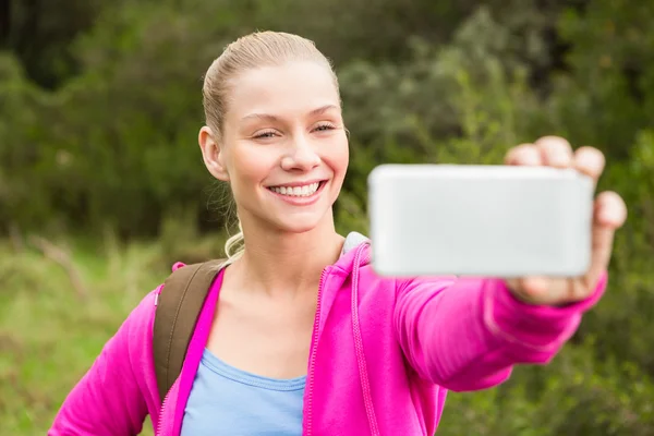 Pejalan kaki perempuan mengambil selfie — Stok Foto