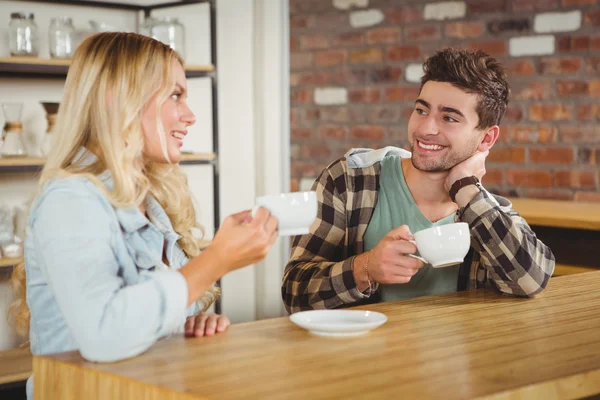 Sonrientes hipsters hablando — Foto de Stock