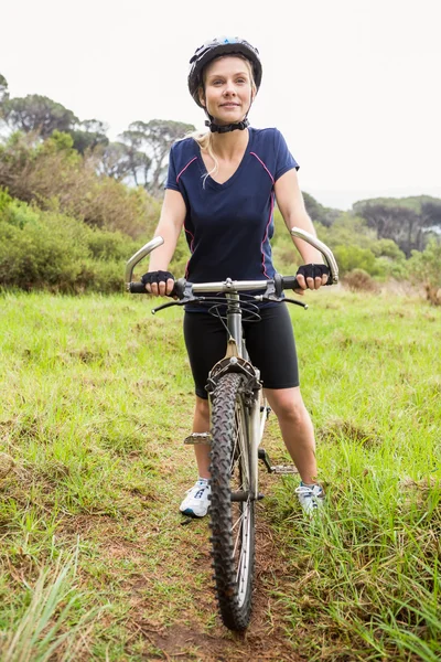 Blondine sitzt auf Mountainbike — Stockfoto