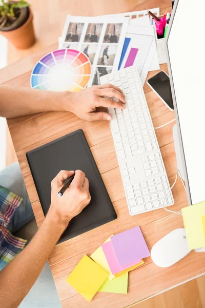 Designer mit Computer und Digitalisierer — Stockfoto