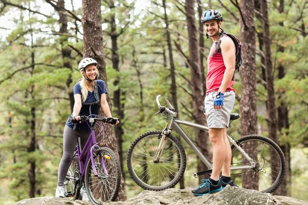 Unga lyckliga paret på cyklar — Stockfoto