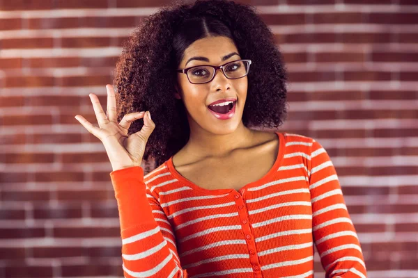 Mujer joven mostrando signo ok — Foto de Stock