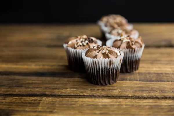 Choklad cupcakes på ett bord — Stockfoto