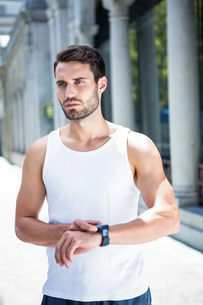 Atleta comprobar la frecuencia cardíaca reloj — Foto de Stock