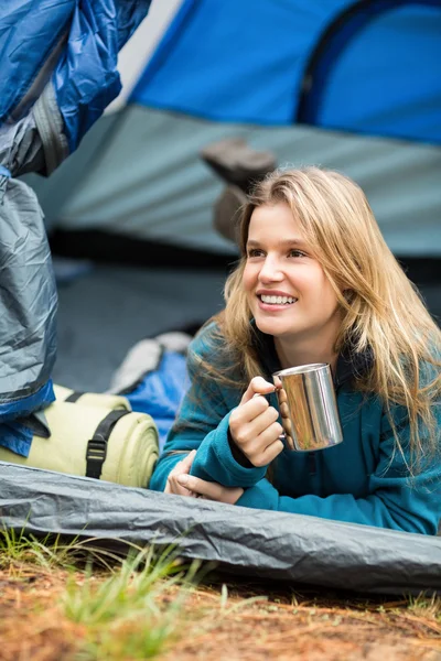 Vackra hiker liggande i ett tält — Stockfoto