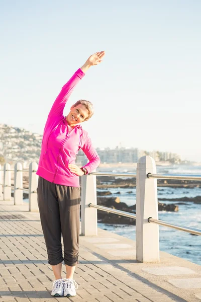 Frau streckt sich an Promenade — Stockfoto