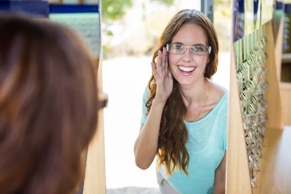 Женщина покупает новые очки — стоковое фото